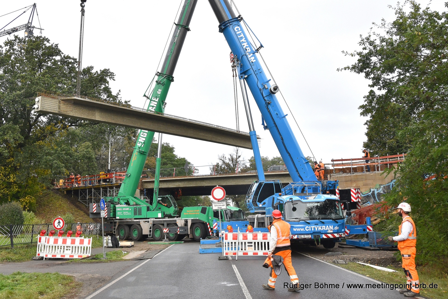 vollsperrung-der-b1-noch-bis-sonntagmittag-wegen-br-ckenneubau-der-a10