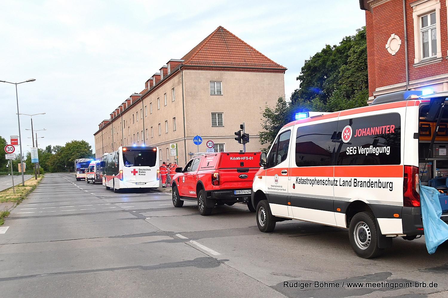 Es qualmt immer noch / Erst Explosion, dann Wohnungsbrand - 9 Verletzte ...