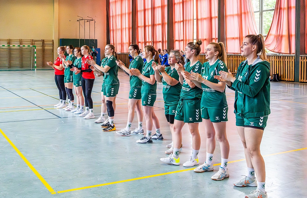 Die Frauenmannschaft des SV Chemie Genthin begrüßt nach dem Einlauf die Zuschauerinnen und Zuschauer in der Sporthalle Genthin.